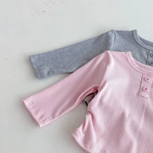 Détail de t-shirt à manches longues côtelé pour tout-petit avec tissu tricoté