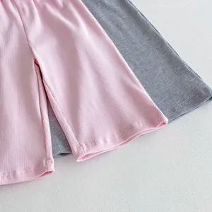 Vue détaillée en gros plan de la texture en tissu côtelé pour vêtements de bébé, douce.