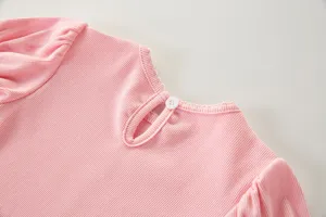 Detalle de camiseta rosa acanalada para niña, lindo cuello con volantes y cierre trasero.