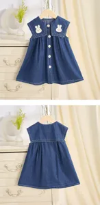 Vestido vaquero sin mangas para niña con bordado de conejo y cuello marinero de verano.