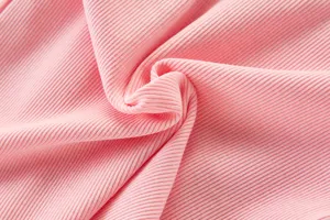 Primer plano detallado de la textura del tejido de punto acanalado rosa muy suave y elastico.