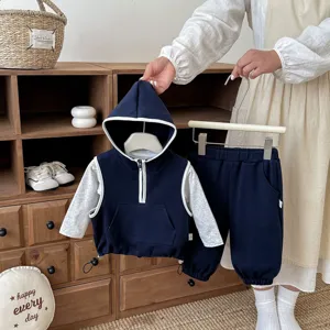 Detailansicht des Kinderkleidungssets mit Kapuzenweste, Langarmshirt und Hose in Marineblau.