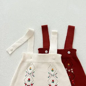 Joli body bébé brodé de fleurs, short à bretelles en coton doux pour petites filles.