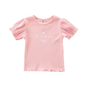 Bonita camiseta rosa de manga corta abullonada para niña con textura acanalada en verano.