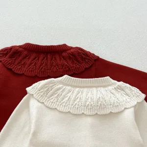 Détail de pull en tricot avec col en dentelle délicat pour bébés, doux et confortable.