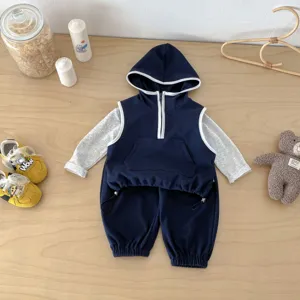Detailansicht des Kinder Kapuzenwesten-Sets auf Holztischplatte mit passenden Dekorationen.
