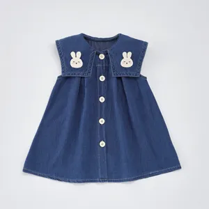 Bonito vestido vaquero de verano sin mangas para niña con cuello marinero y apliques de conejo.