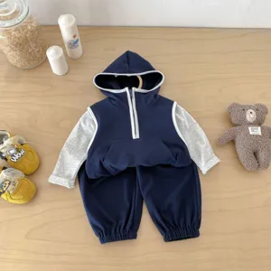 Detailansicht des Kapuzenwesten-Sets für Kinder, mit farblich abgesetztem Design und Stoff.
