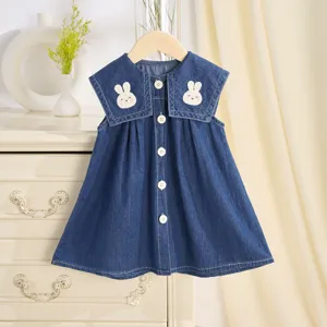 Vestido vaquero sin mangas para niña con cuello marinero y bordados de conejos para el verano.