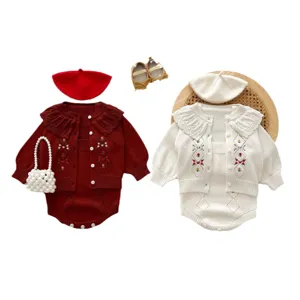 Ensemble cardigan et barboteuse en tricot pour bébé fille avec broderie, style princesse.