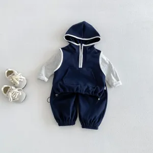 Detailansicht des Kinder Kapuzenwesten-Sets mit grauem Langarmshirt und blauen Hosen neu.