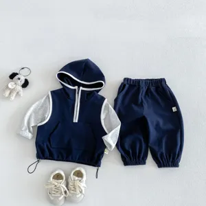 Kinder Kapuzenweste Set mit langen Ärmeln und Hose für stylisches Frühlingsoutfit.