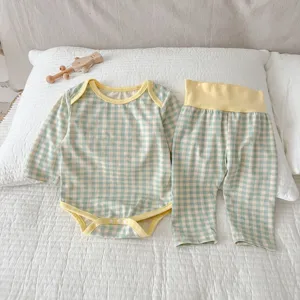 Set body maniche lunghe e pantaloni vita alta a quadri in cotone neonato dettaglio.