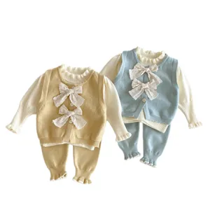 Set di tre pezzi in maglia per bambina carina con gilet e fiocco autunno inverno immagine