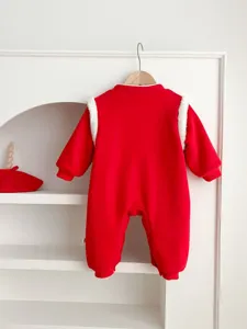 Dettaglio tutina rossa felpata per neonato, tutina invernale calda con finiture in peluche.