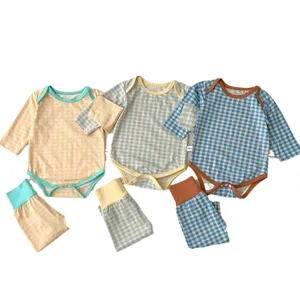 Set tutina neonato in cotone a quadretti e pantaloni a vita alta per bambini piccoli.