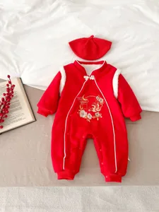 Dettaglio della tutina per neonato in peluche rosso, ricamo cinese, abito caldo.