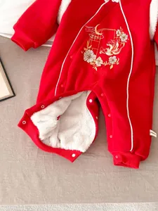 Comoda tutina per neonati in velluto rosso con fodera bianca peluche e ricamo tradizionale.