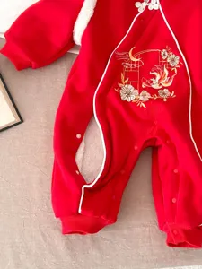 Tuta invernale rossa in peluche per neonata con elegante ricamo di pesce stile cinese.