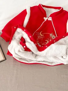 Dettaglio della tutina invernale rossa in morbido peluche con fodera e ricamo fine.