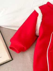 Dettaglio tutina neonata rossa felpata inverno stile cinese calda tutina per bambina.