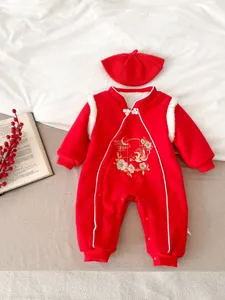 Tuta invernale neonato rossa, romper in velluto stile cinese con cappellino coordinato per capodanno.