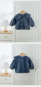 Jolie veste en denim pour fille, vêtement de printemps avec grand col et manches bouffantes.