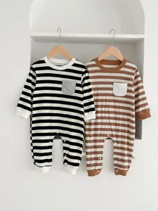 Lindo pelele de rayas para bebé con mangas largas y bolsillo en el pecho. Suave para primavera.