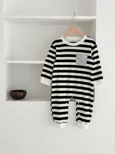 Mameluco de bebé a rayas en blanco y negro con manga larga y bolsillo en el pecho.