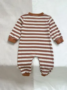 Detalle de mameluco de bebé de manga larga a rayas marrones y blancas, ropa linda.