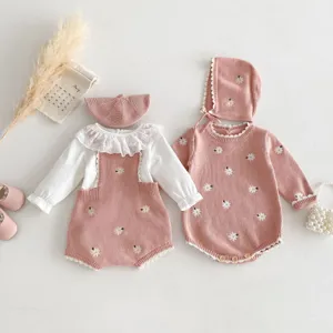 Completo tutina neonata in maglia primaverile con ricamo margherita e colletto in pizzo dolce.