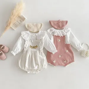 Dettagli del set tutina neonata in maglia con ricami floreali delicati e volant eleganti.
