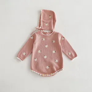 Set tutina neonata in maglia rosa con delicate margherite ricamate e bel cappellino.