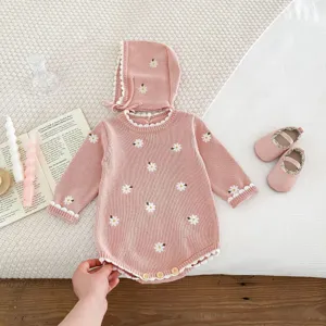 Completo tutina neonata in maglia con cuffia e scarpine abbinate, ricamo di margherite dolci.