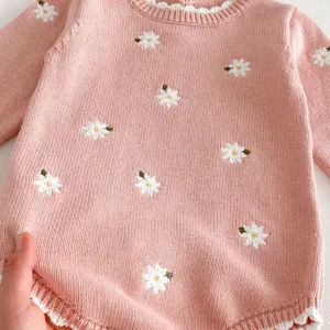 Deliziosa tutina in maglia rosa per neonata con ricami di margherite e dettagli in pizzo.