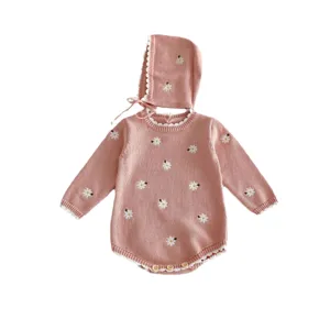 Tutina in maglia rosa per neonata con ricamo floreale e cuffietta coordinata molto graziosa.