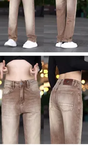 Detalle de jeans de mezclilla slim lavados en marrón claro, con parche de cuero trasero y ajuste.