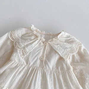 Vista dettagliata vestito neonata colletto pizzo vintage maniche lunghe cotone.