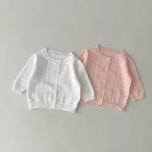 Dettaglio cardigan in maglia per neonata, pullover in cotone traspirante, soffice giacca monocolore.