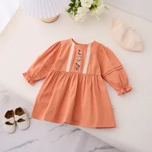 Jolie robe orange à manches longues pour bébé fille avec broderie florale et dentelle.