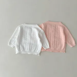 Vista dettagliata del cardigan lavorato a maglia per neonati, cotone morbido con motivo.