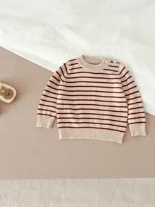 Baby gestreepte gebreide trui gedetailleerd overzicht, comfortabele katoenen top voor pasgeborenen.
