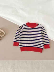 Baby gebreide trui detailweergave, schattige gestreepte peuter top met leuke knopen.