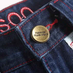 Heren stretch denim jeans knop detail, hoge kwaliteit gewassen slim fit casual broek close-up.