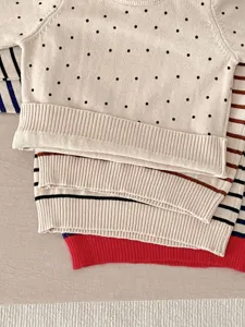 Schattige gebreide truienset voor baby's met leuke stippen en strepen voor kleintjes.