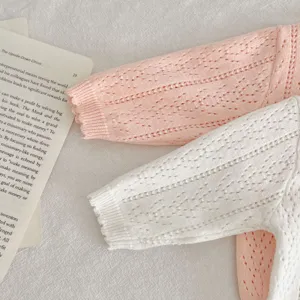 Delizioso cardigan in maglia di cotone per bambina, design traforato tinta unita primavera estate.