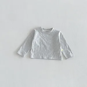 Graues kinder langarm t-shirt detail, weicher baumwollmischung rundhals pullover alltagsware.