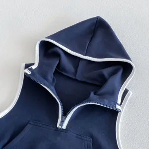 Nahaufnahme der blauen ärmellosen Kinder Kapuzenweste mit weißer Kontrastkante und Reißverschluss.