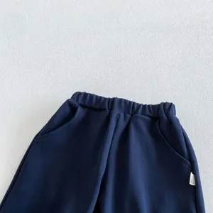 Kinder Freizeithose Bund und Taschendetail Nahaufnahme, dunkelblauer Stoff, bequeme Passform.