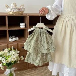 Vue detaillee ensemble deux pieces floral vert pour enfants, top sans manches et short ete.